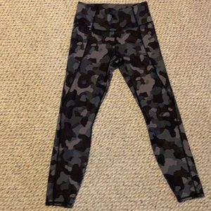 S Athleta black camouflage cropped leggings with pockets
